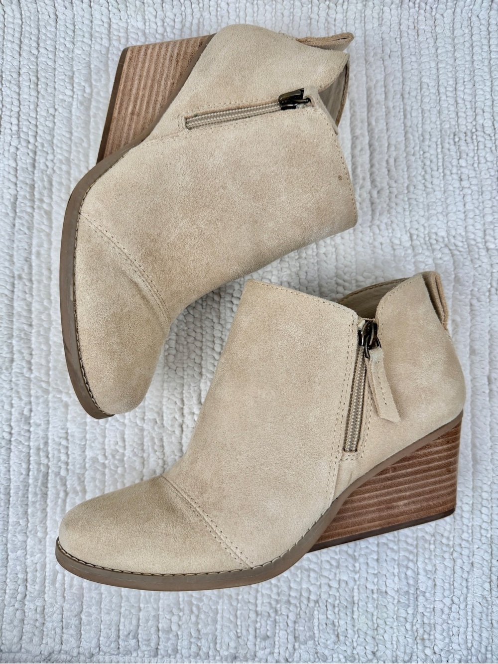 TOMS Goldie Oatmeal Suede Wedge Ankle Booties Size‎ 7.5 Zip Fall Boots Capsule